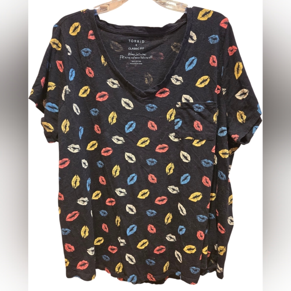 Torrid Classic Fit LIPS Tee 4X Euc